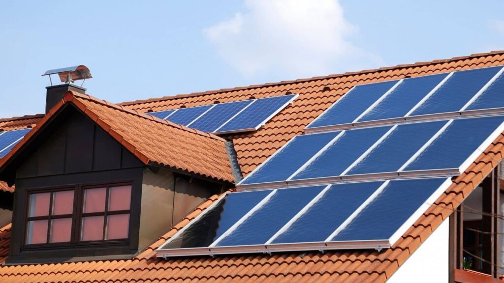 Combien de panneaux solaires sont nécessaires pour alimenter une maison ?