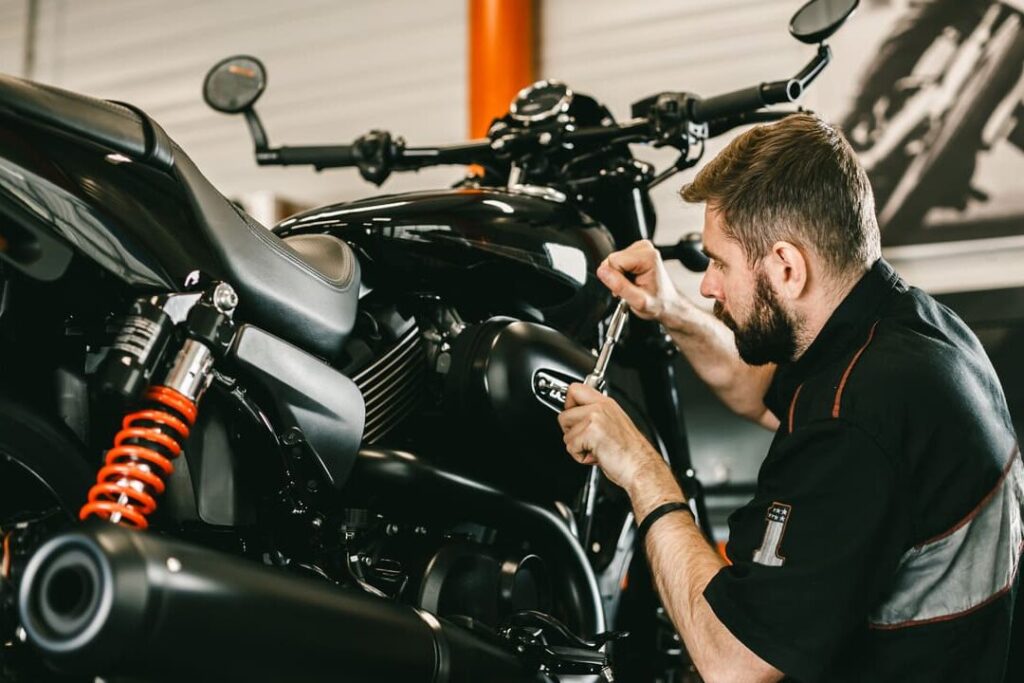 Comment devenir mécanicien moto : guide de formation et compétences nécessaires