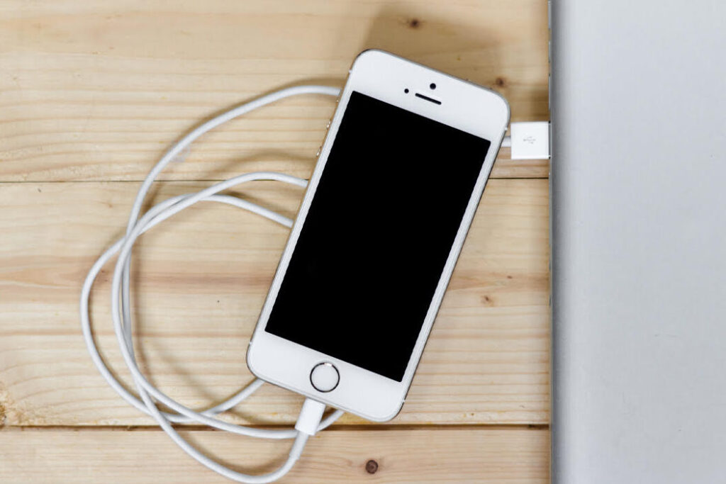 Pourquoi mon iPhone ne se charge-t-il plus ? Causes et solutions