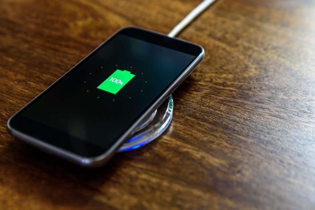 Chargement téléphone sans fil : est-ce vraiment plus pratique ?