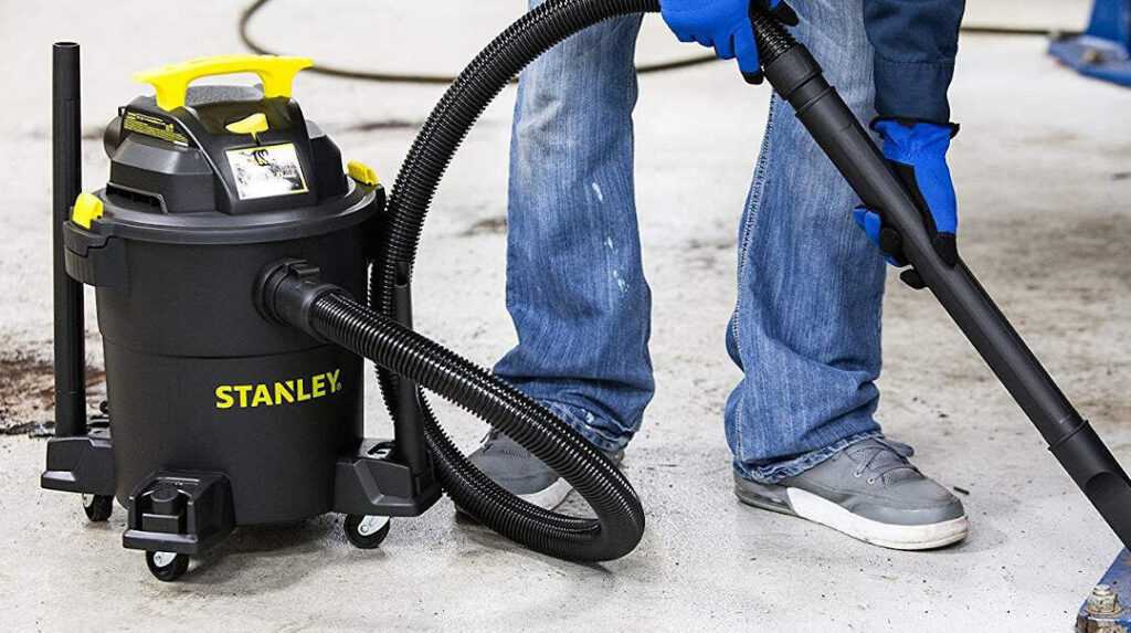 Comment choisir le meilleur aspirateur avec prise synchro pour votre atelier ?
