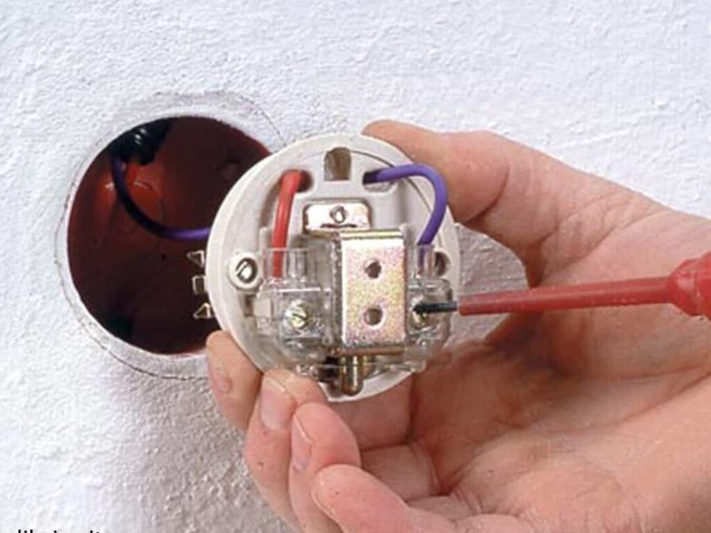 Comment démonter une sonnette Legrand sans risques ?