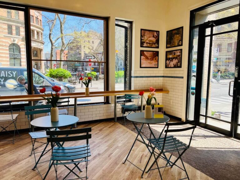 Ambiance chaleureuse d'un café internet idéal pour travailler ou se connecter autour de soi