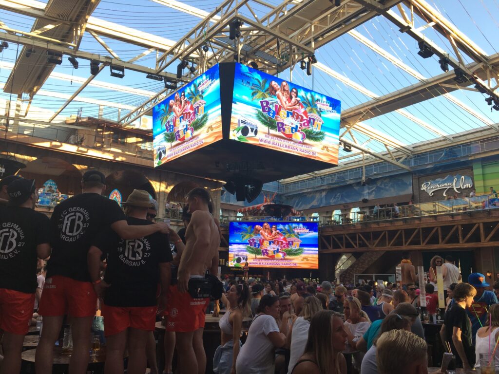 Émission en direct de Ballermann Radio en plein événement festif à Megapark