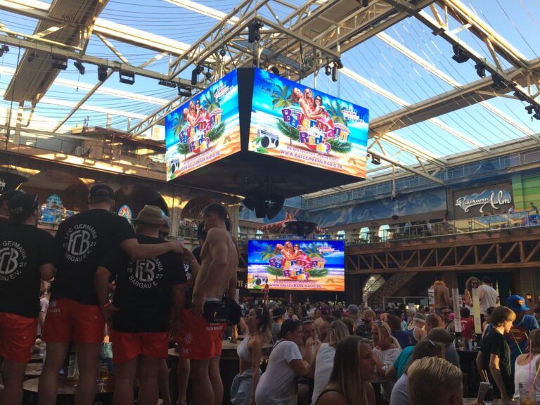 Émission en direct de Ballermann Radio en plein événement festif à Megapark