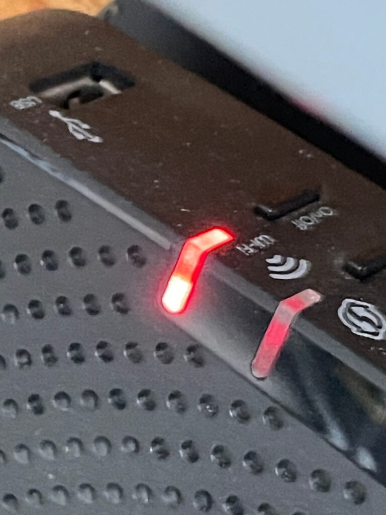 Voyants rouges allumés sur une Bbox signalant une perte de connexion Internet