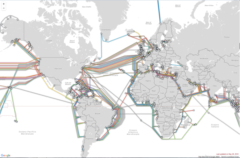 Carte mondiale des câbles sous-marins, colonne vertébrale physique d'Internet