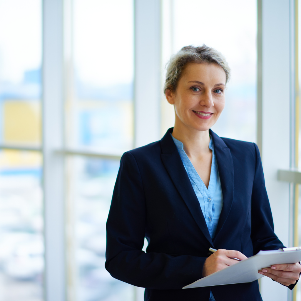 Consultant RGPD analysant des données pour assurer la conformité en entreprise