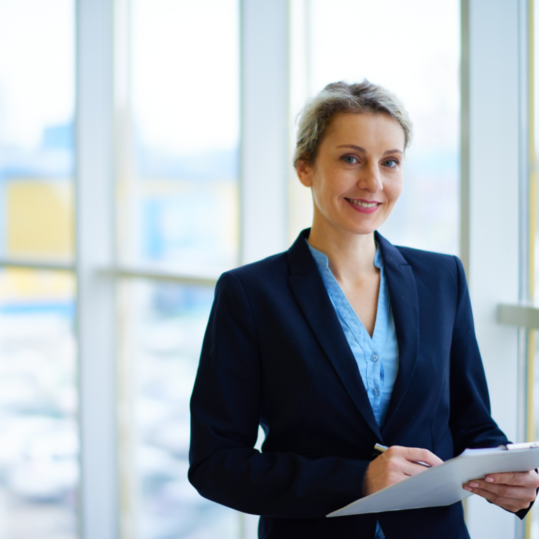 Consultant RGPD analysant des données pour assurer la conformité en entreprise
