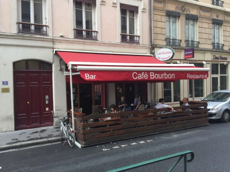 Intérieur d'un cyber café moderne à Lyon avec postes de travail connectés