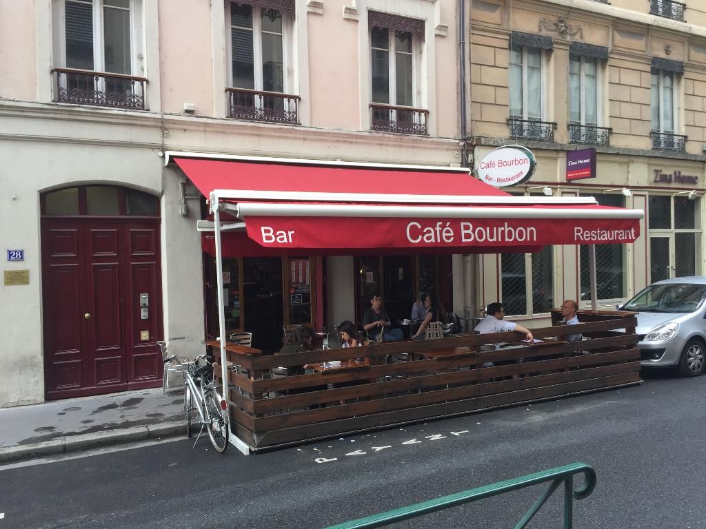 Intérieur d'un cyber café moderne à Lyon avec postes de travail connectés