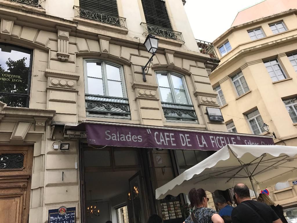 Façade d'un cyber café à Lyon