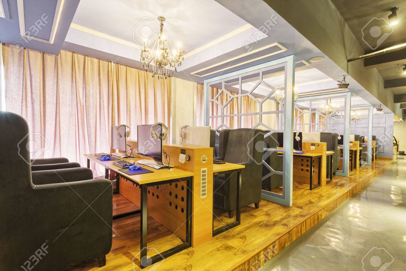 Intérieur d'un café internet avec équipements modernes