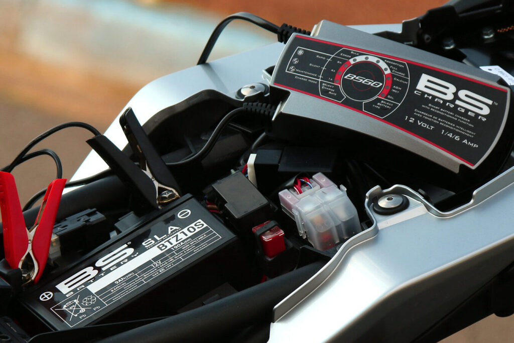 Comment choisir le meilleur chargeur de batterie pour votre moto BMW ?