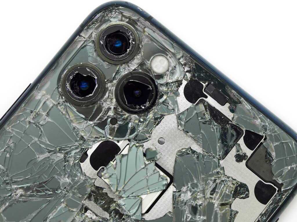 Comment réparer soi-même un arrière d’iPhone cassé ?