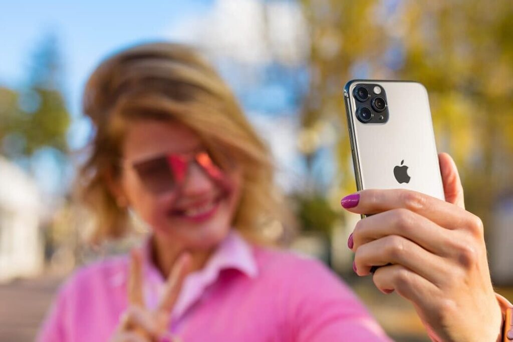 Comment améliorer vos selfies avec l’iPhone : astuces et applications incontournables