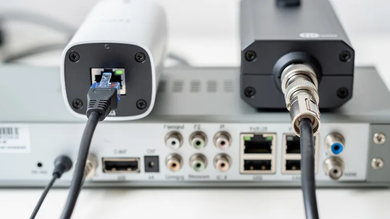 Connecteurs caméra IP et analogique